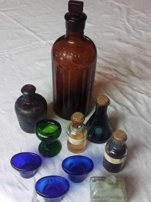 APOTHECARY POISON BOTTLE EYEBATHS INKWELL AND VILES