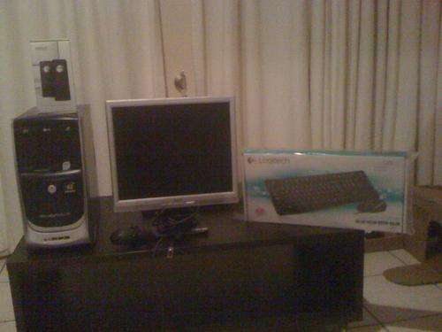 Desktop Computer with 17'' Lcd,keyboard speakers (Crazy late R1 start)