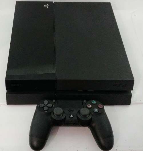 PlayStation 4 Phat 500GB + One Controller.