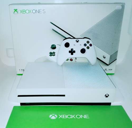 Xbox One S 1TB + 3 Games