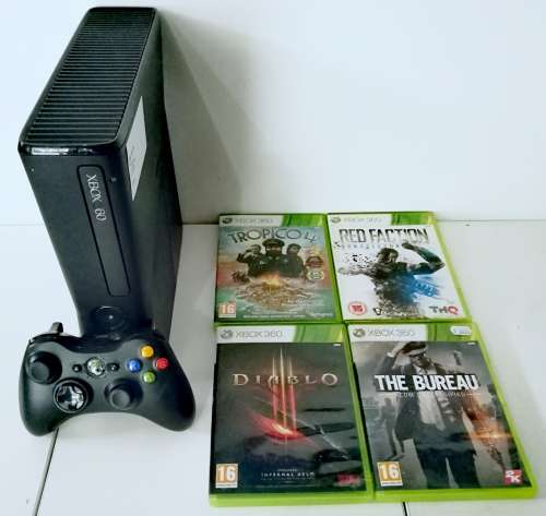 Xbox 360 Slim 4GB Bundle + 4 Games.