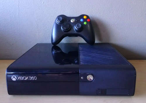 Xbox 360 Super Slim 500GB + one Controller