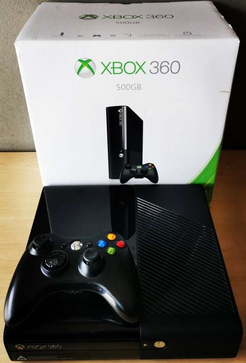 Xbox 360 Super Slim 500GB + one Controller