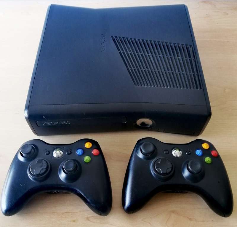 Xbox 360 S 500GB + Two Controllers