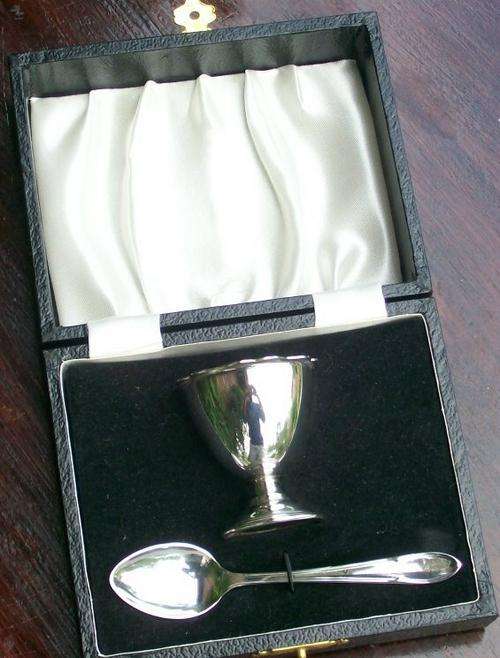 BOXED SILVER PLATED FEEDING SET
