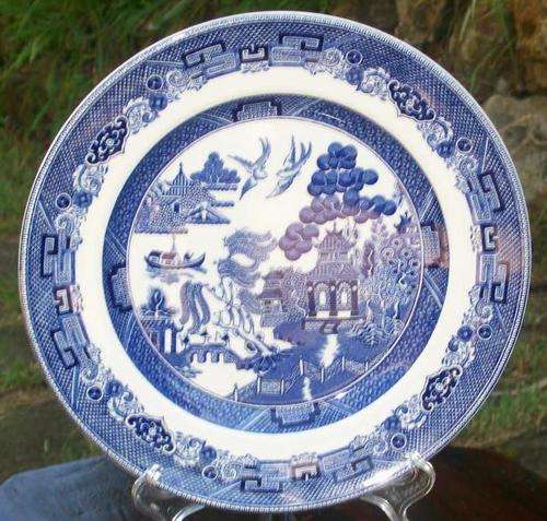 BLUE & WHITE JOHNSON BROS WILLOW PATTERN PLATE