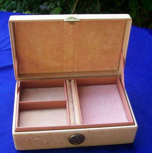 VINTAGE JEWELLERY BOX AND RING BOXES