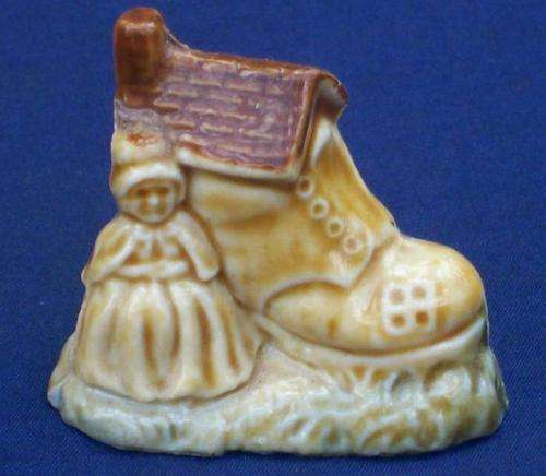 WADE ORNAMENT (LITTLE OLD LADY THAT LIVED IN A SHOE)