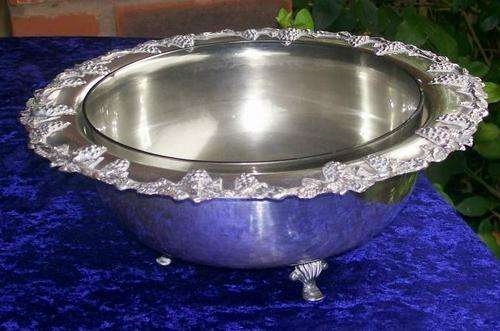 SILVER PLATED FOOTED FRUIT BOWL WITH GLASS LINER *SERANCO PLATE*