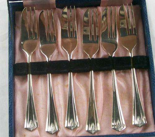 BOXED SET OF 6 SILVER PLATED EPNS CAKE FORKS