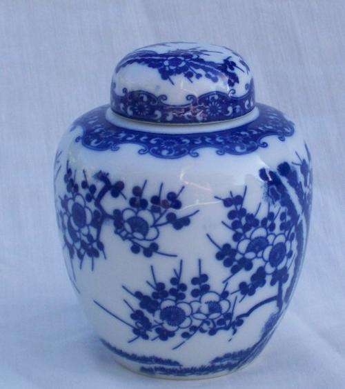 ORIENTAL BLUE AND WHITE GINGER JAR