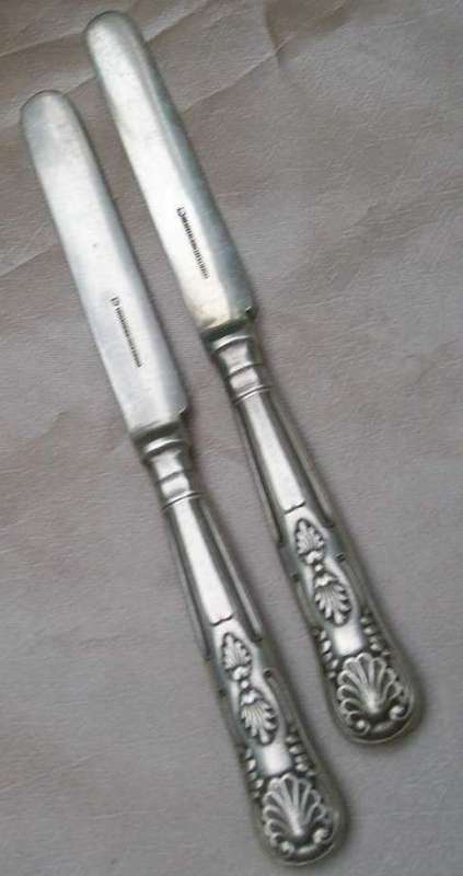 PAIR OF MAPPIN & WEBB "PRINCES PLATE" KNIVES WITH KING'S PATTERN