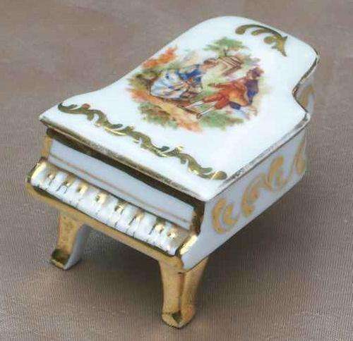 LIMOGES-STYLE MINIATURE GRAND PIANO TRINKET HOLDER