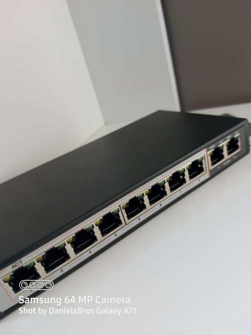 Duxbury 10 port gigabit switch with 8 port AI PoE
