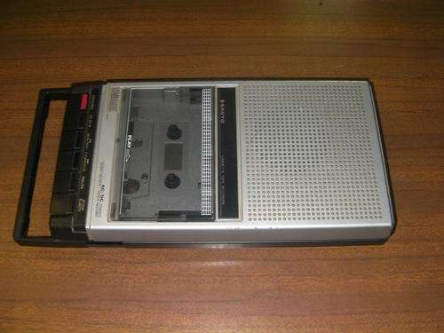 SANYO PORTABLE CASETTE PLAYERR