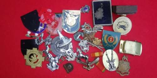 LOT OF MIXED MILITARY BADGES