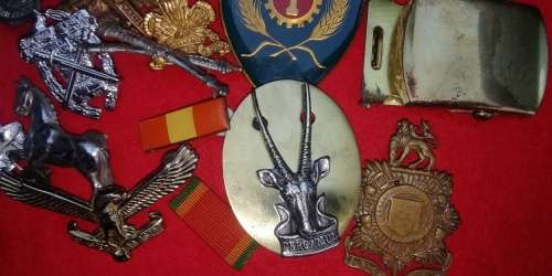 LOT OF MIXED MILITARY BADGES