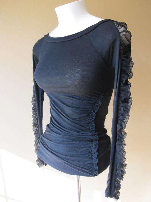 Authentic GUESS! XS Top starting at R1!! DONT MISS OUT!
