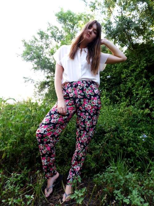 Vintage high waisted floral pants / stretch waist / perfect condition / size medium