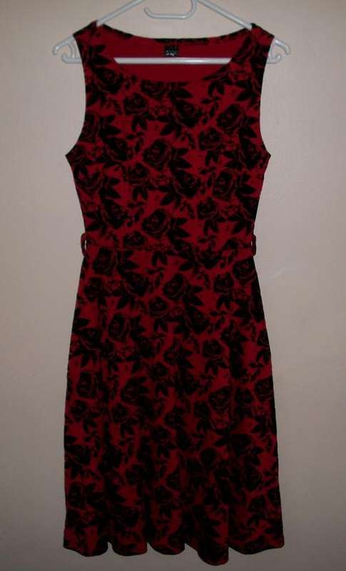 Beautiful velvet red dress, size small, 32