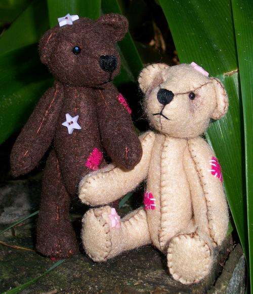 Felt teddy bear kit for two 11 cm bears.