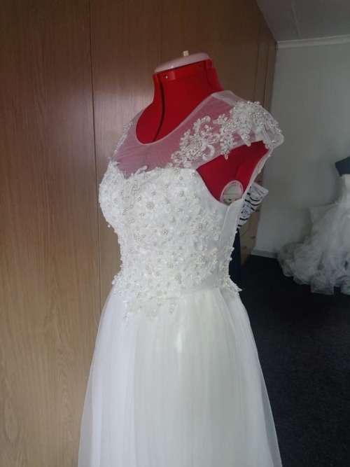 ***FINAL CLEARANCE SALE***White wedding dress, Size 10