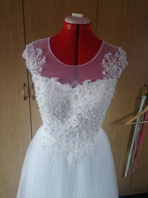 ***FINAL CLEARANCE SALE***White wedding dress, Size 10
