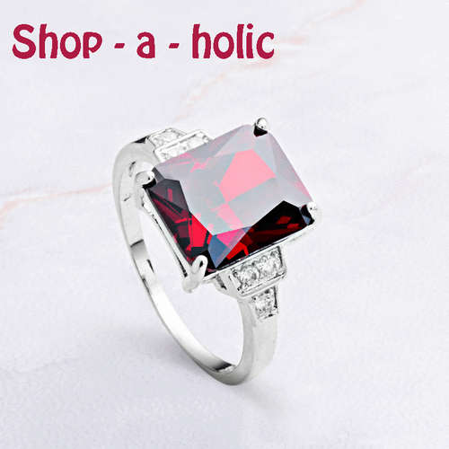 *** CHARMING RED CUBIC ZIRCONIA RING * Size 8 / P 1/2***