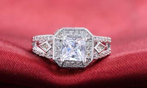 ***PRINCE CUT SIMULATED DIAMOND ENGAGEMENT RING * Size 8  / P***
