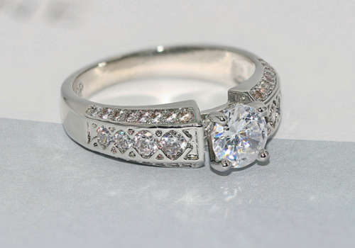 * CLASSIC  18K GP ~ SIM DIAMOND RING * Size: 6 / 7 / 9 *
