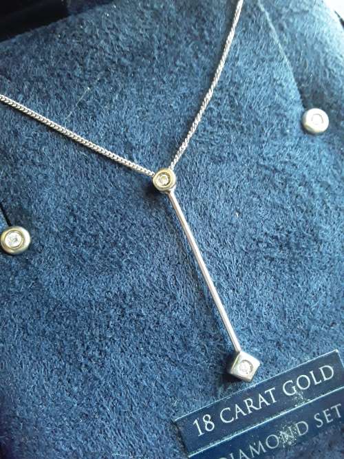 18ct white gold and diamonds set