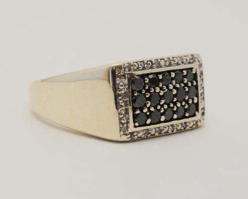 ***NO RESERVE***9CT GOLD 1/2CTTW WHITE & BLACK DIAMOND GENTS RING SIZE V