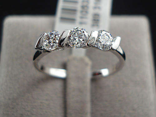 ***BEAUTIFUL 18K WHITE GOLD PLATED ETERNITY CZ WEDDING RING****SIZE 7