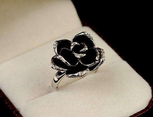***STUNNING! 18K WHITE GOLD PLATED LARGE BLACK FLOWER RING***SIZE 8
