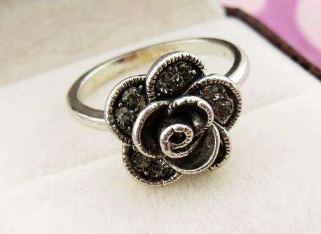 ***BEAUTIFUL! 18K WHITE GOLD PLATED SMALL DIAMOND SET FLOWER RING***SIZE 5.5