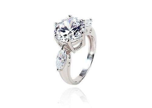 ***STUNNING! PLATINUM PLATED ENGAGEMENT RING***SIZE 6
