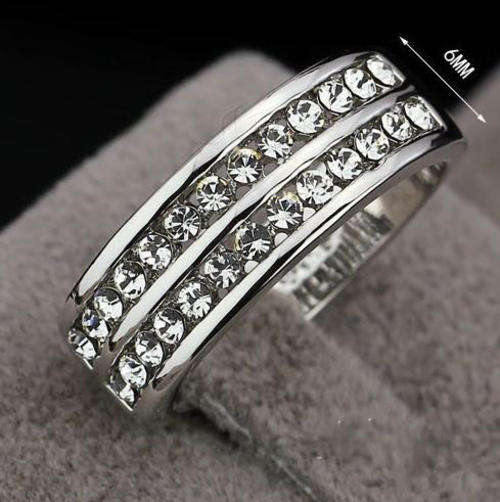 ***BEAUTIFUL CUBIC ZIRCONIA ETERNITY WEDDING RING****SIZE 8