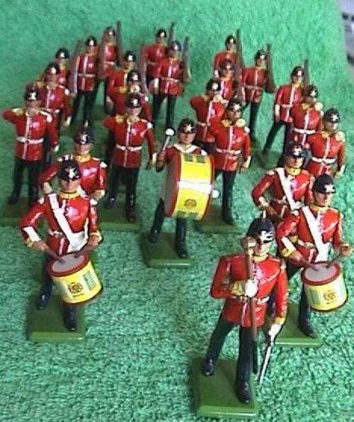 Lead hand painted COLDSTREAM GUARDS ON PARADE WITH BAND  24PIECES MADE BY BRITANS IN 1988