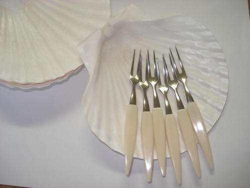 R1 *****  6 SHELL STARTER DISHES  with 6 forks (RETRO Style)