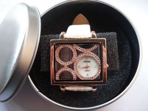 HOT BLING Rose GOLD Ladies Crystal and leather  QUARTZ Wrist watch with White Strap !!!