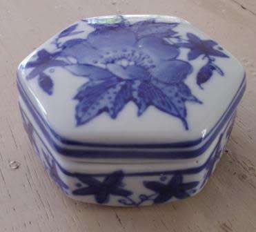 Blue and White Ten Sided Ceramic Trinket Box 7.5 cm x 3.5 cm
