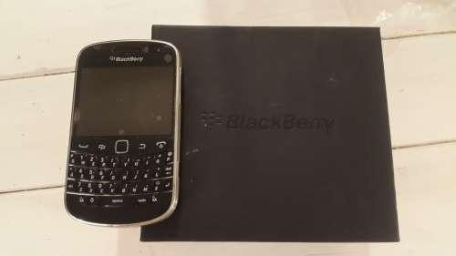 Blackberry Bold 9900 Mint condition, original box, sleeve and 5 back covers