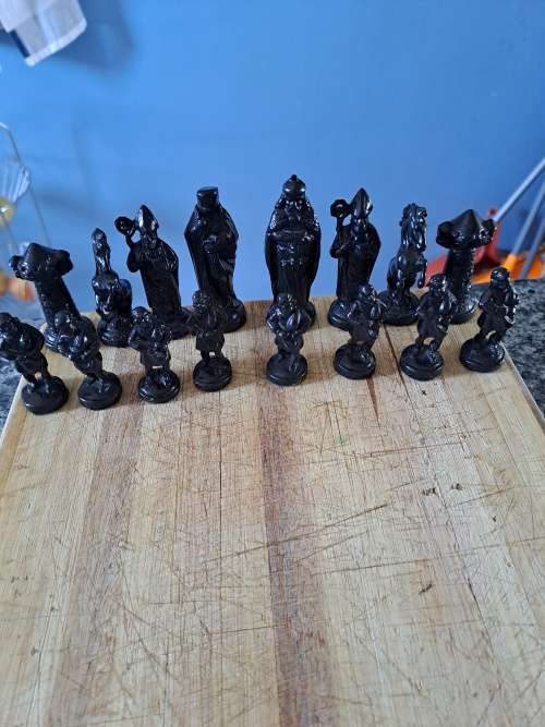 Chess set(complete,no board)32 pieces,aluminum or similar,beautiful