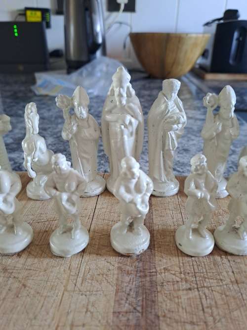 Chess set(complete,no board)32 pieces,aluminum or similar,beautiful