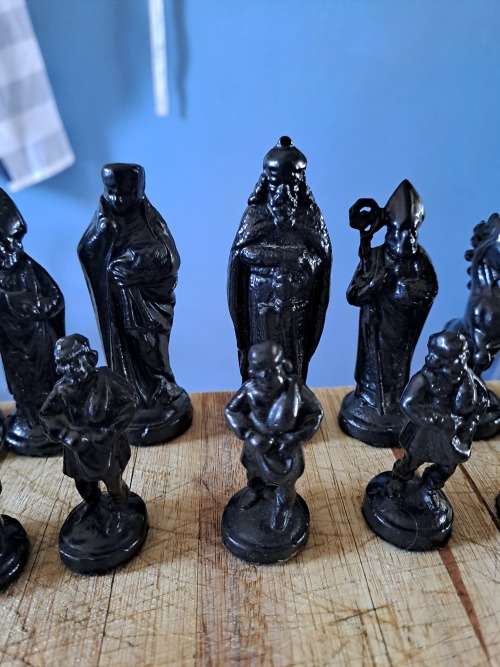 Chess set(complete,no board)32 pieces,aluminum or similar,beautiful