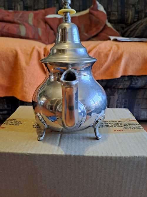 Hadj Bennani metal Argente Tea Kettle