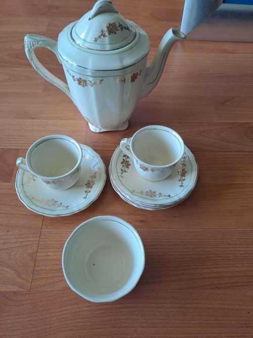 Alfred Meakin Teapot, 6 saucers, 2 cups 1 sugar bowl