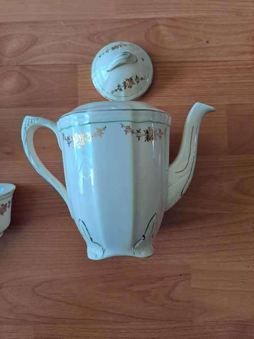 Alfred Meakin Teapot, 6 saucers, 2 cups 1 sugar bowl