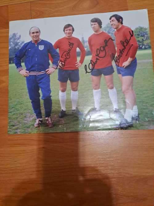 Gordon Banks original photograph, original autograph(plus 2 others signed)