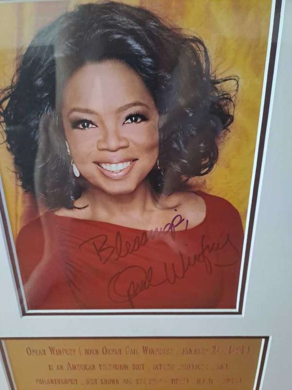 Oprah Winfrey stunning colour photo, Original Autograph, Framed